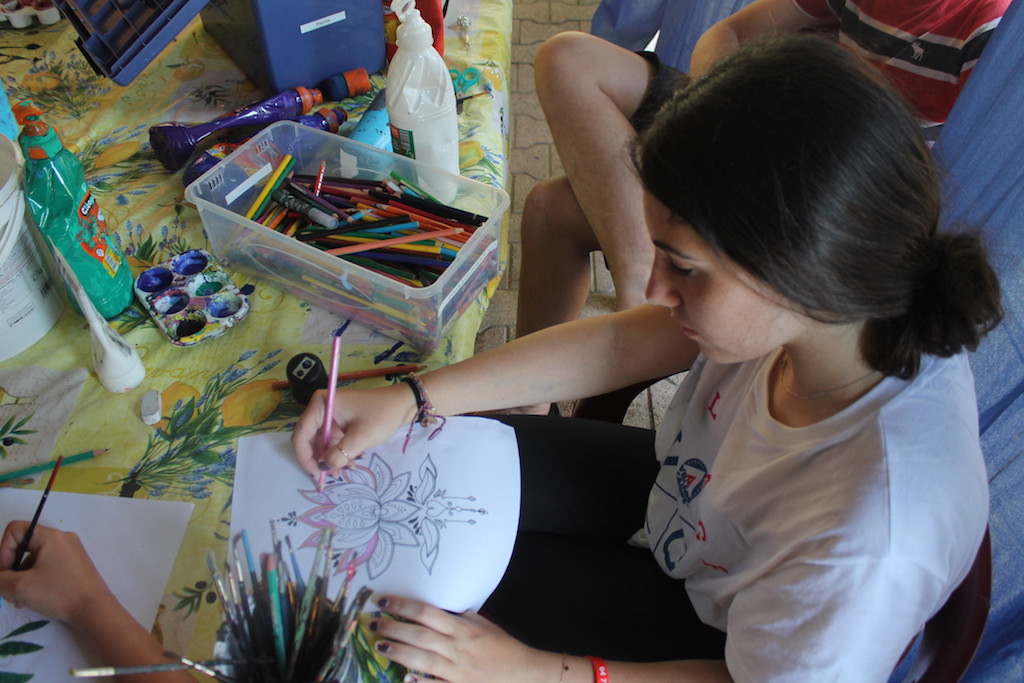 Village Camps International Summer Camp Ard&egrave;che, France 2019-07-26 https://www.villagecamps.com/journals_admin/images/2231-0822-ArtsCraft2 copy.jpg